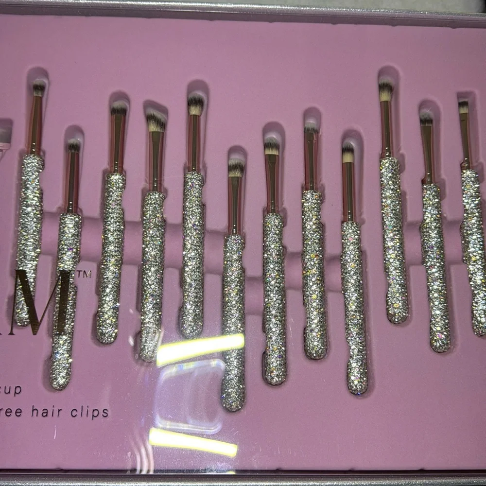 2024 Glitz & Glam Christmas holiday 31 piece essential brush collection 🎀💎 - Picture 10 of 16